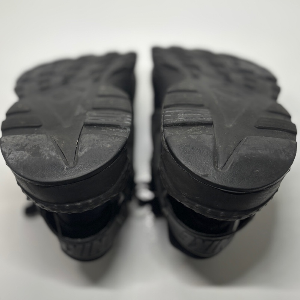 Nike Air Huarache Youth 7Y Triple Black Sneakers - Picture 10 of 12